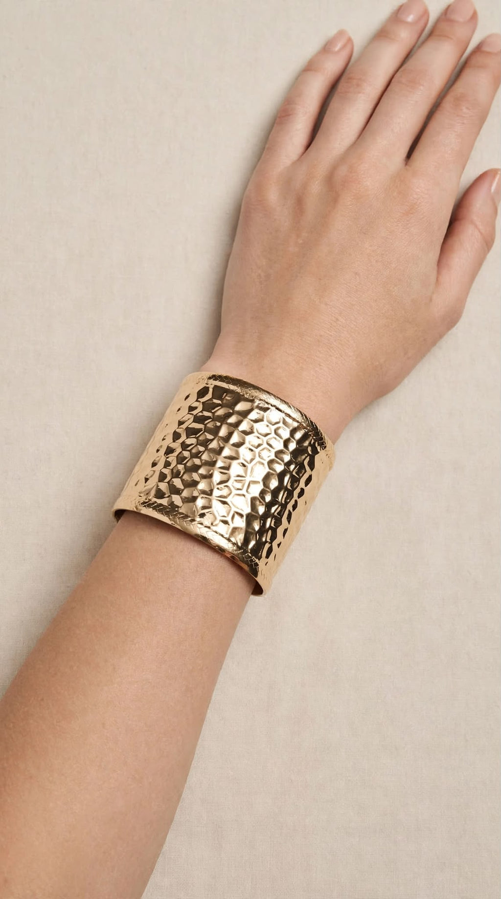 Bracciale rigido effetto martellato